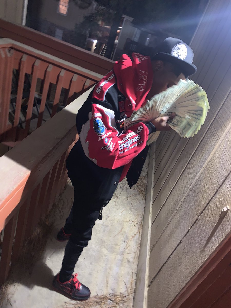 Bankroll_TM's tweet image. In The Trap Smokin Za 🌴Just through Back 2:10’s 💊💊Like it’s 5 minutes left till I got out of school🚌
#D5🌎🔥
#BigFTOCrazy🖕🏾
#TeamNoSaftey🔥
#GloGangWorldWide☀️