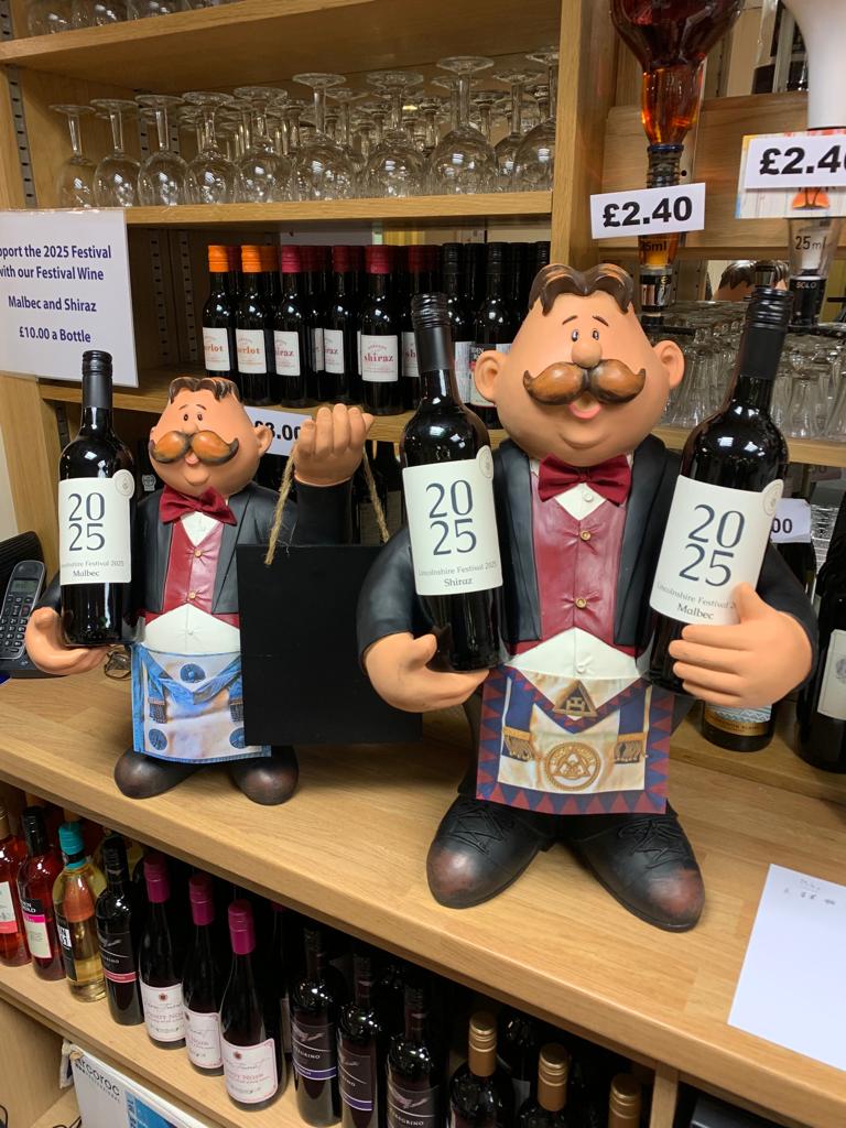 We have two new Wine Stewards in Sleaford offering the 2025 Festival Wine, loving the aprons 👍😍#Freemasons pic courtesy of <a href="/BUCKIEDAVEG/">David Buckenham</a>