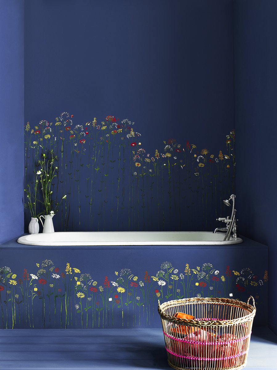 AnnieSloanHome's tweet photo. Annie Sloan Wall Paint in Napoleonic Blue makes a bold backdrop in this bathroom, where the bath has been colour drenched in the same directional shade. Warmth comes courtesy of Wild Flower Meadow Stencil.
#PaintedBath #ChalkPaint #AnnieSloan #BathroomInspo https://t.co/RAbm2gSNfR
