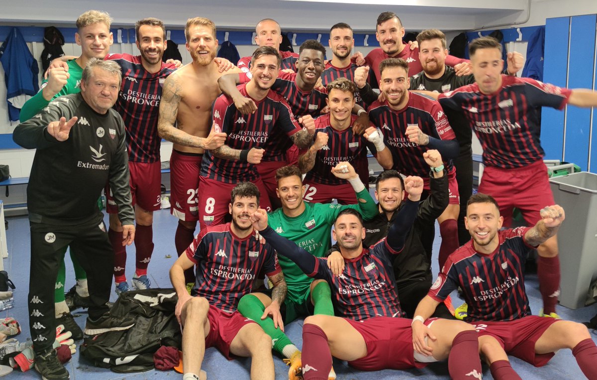 Extremadura UD (@ext_ud) on Twitter photo Celebración en el vestuario azulgrana al ritmo de Rafael.
🎶🎶¡Qué pasará...!🎶🎶
#GraciasEquipo
Con la emoción se nos olvidó cantar el 1-3, de <a href="/VVM101/">Víctor Villacañas</a> Villacañas. Celebración en el vestuario azulgrana al ritmo de Rafael.
🎶🎶¡Qué pasará...!🎶🎶
#GraciasEquipo
Con la emoción se nos olvidó cantar el 1-3, de <a href="/VVM101/">Víctor Villacañas</a> Villacañas.