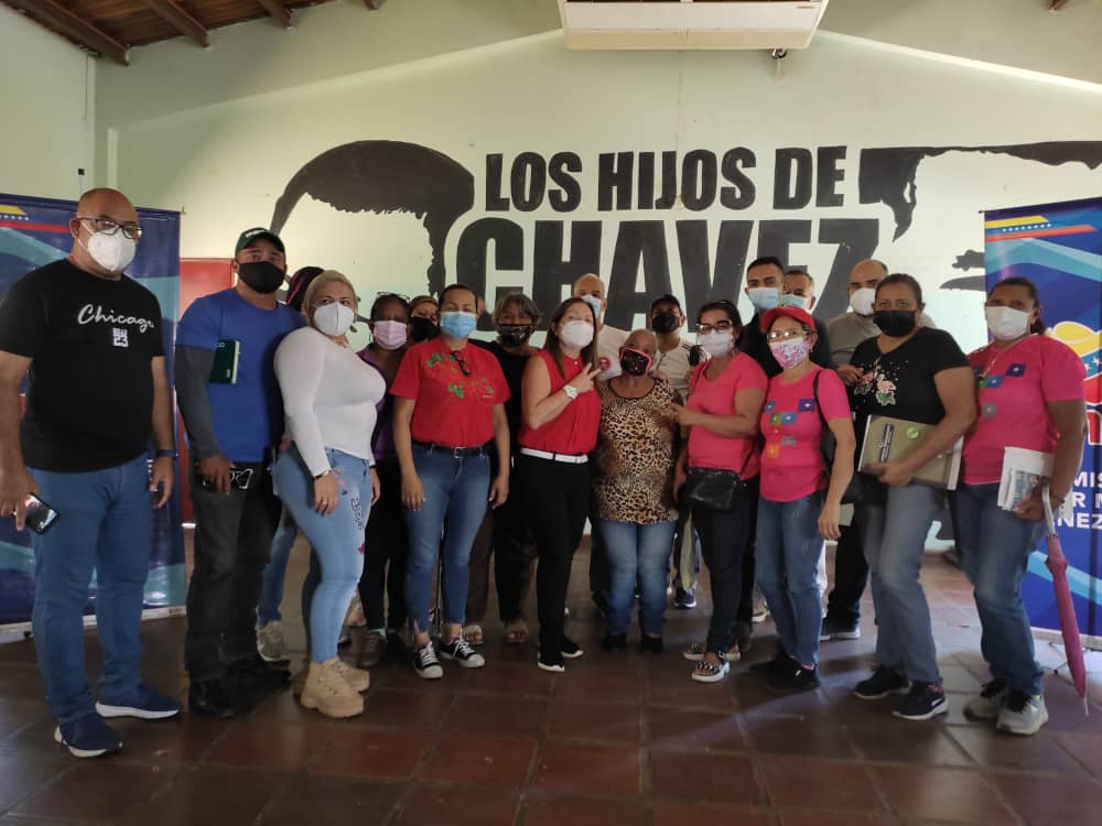 salainass's tweet photo. Trabajando como un solo equipo la #GMAMV, el #INASS y el Poder Popular del estado #Barinas, afinan los detalles de la celebración del 10mo aniversario de la #GranMisiónAmorMayorVenezuela. 
#VacunaciónYPrevención @NicolasMaduro @Maga_Vina @MervinMaldonad0 @jaarreaza @pestana_jl https://t.co/m1VP0yy6qC