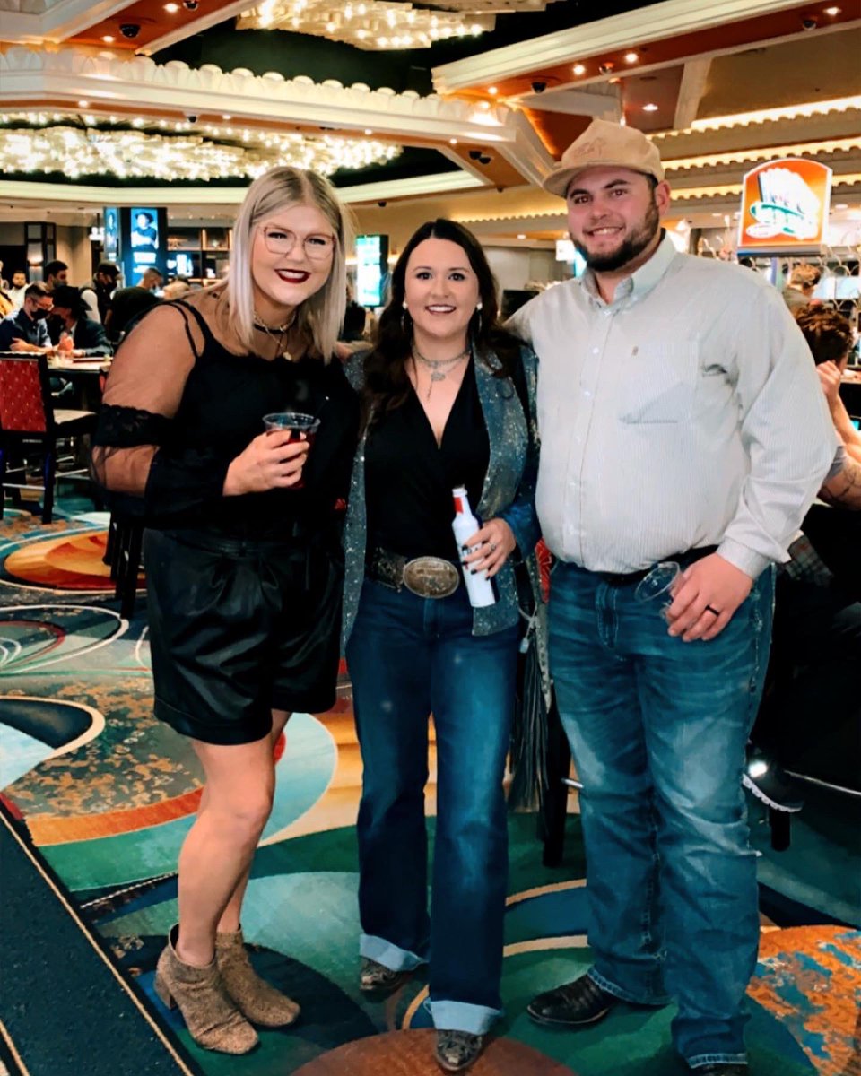 alyssanials's tweet photo. 🎲VEGAS BABYYY🎲 https://t.co/601N0O0pQS