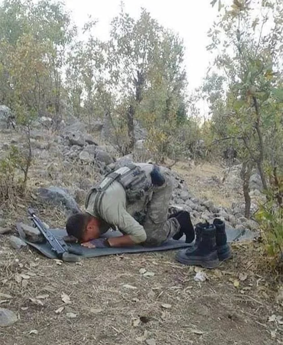 alitilkici38's tweet image. Vatan Savunmasının Sözleşmesi Olmaz 
Bu kahramanlara Mesleki güvence şart
Yıllarca girmediğin çatışma operasyon görev kalmıyor 1Amir gelip bu Uzman Çavuştan istifade edemiyorum deyip sözleşme fesihi yapıyor HAKMI,REVAMI,
#56KahramanUzmÇvş