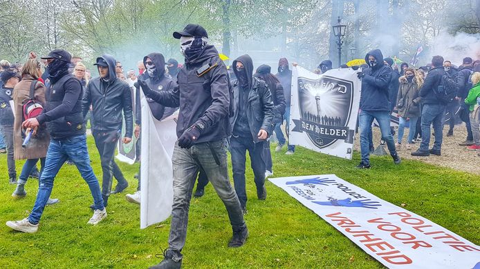 Dit is Defend. Gemaskerde individuen in donkere kleding. En altijd op sportschoenen. Vandaag werd duidelijk waarom. 
De angsthazen moesten rennen voor de Mobile eenheid die zij vandaag de hele dag hebben uitgedaagd #laf