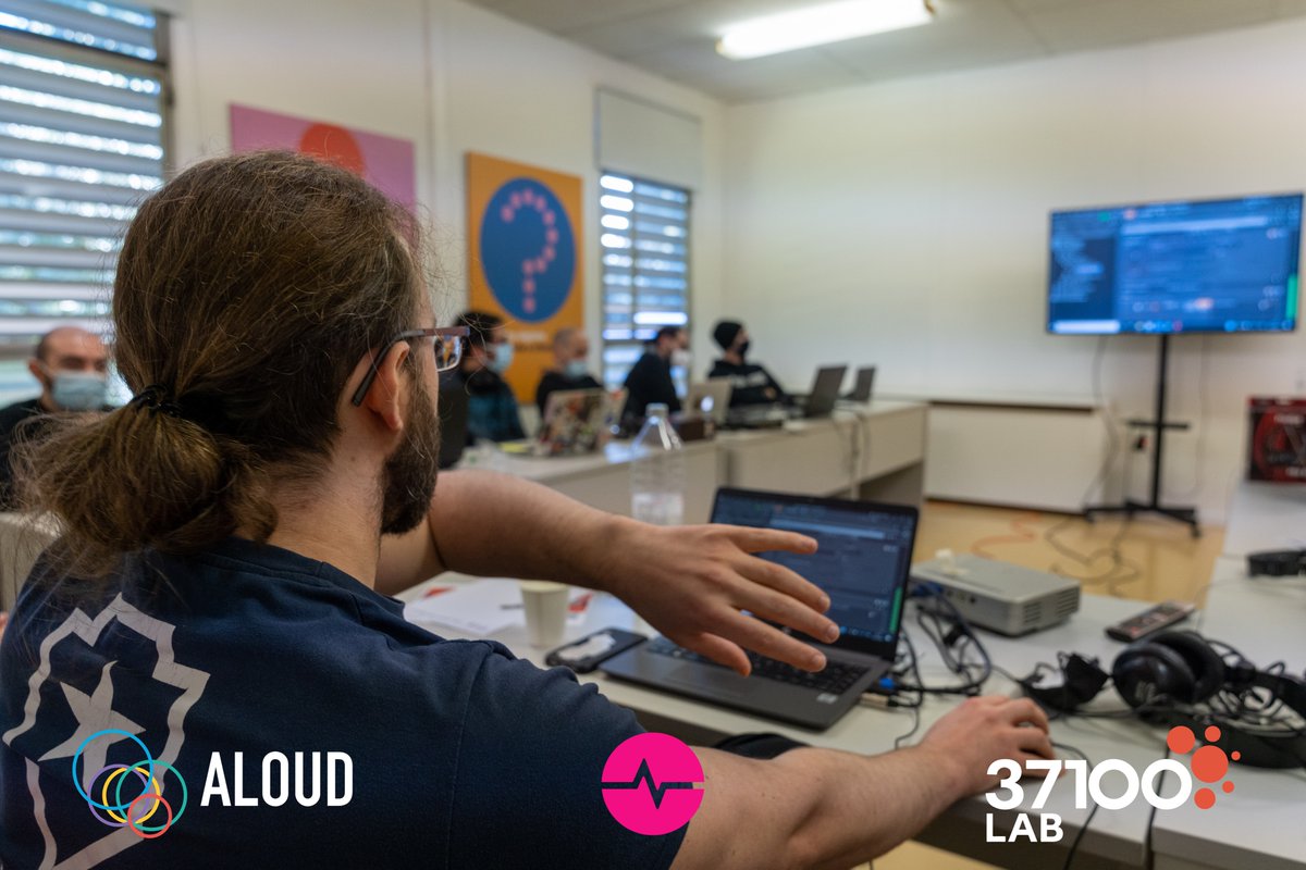 aloudverona's tweet photo. Great workshop today with @samhughesvo: all participants were enthusiast and absolutely engaged by the sounds of weather!
#GameAudioDeconstructed #GAD2021
#gameaudio #37100Lab #LaCulturaAlzaLaVoce https://t.co/f235KKqWBK