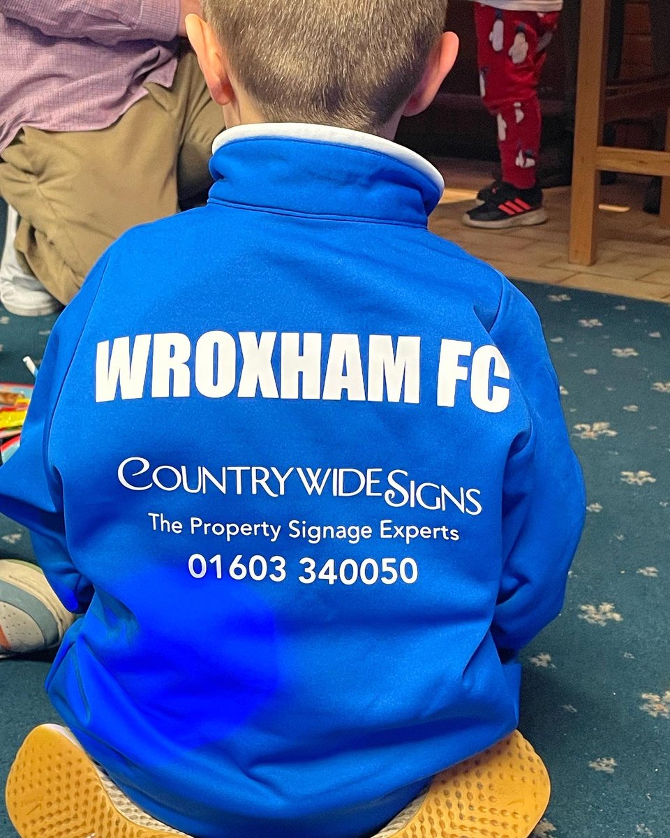 CountrywdeNFK's tweet photo. Wow what a afternoonβ¦πππβ½οΈβ½οΈβ½οΈ Christmas party for our under 6s and we are the lucky ones that are sponsoring their training wear even had a visitor π
πΌ. #AHOY
#countrywidesigns #propertysignageexperts @naston1987 @The_Yachtsmen @wroxhamfcu6 @Nickaston https://t.co/Eq0wuhIvgU