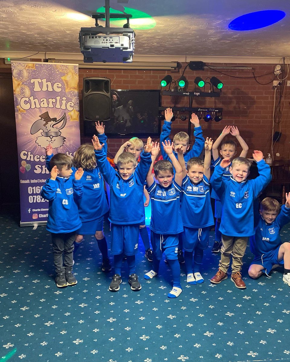 CountrywdeNFK's tweet photo. Wow what a afternoonβ¦πππβ½οΈβ½οΈβ½οΈ Christmas party for our under 6s and we are the lucky ones that are sponsoring their training wear even had a visitor π
πΌ. #AHOY
#countrywidesigns #propertysignageexperts @naston1987 @The_Yachtsmen @wroxhamfcu6 @Nickaston https://t.co/Eq0wuhIvgU