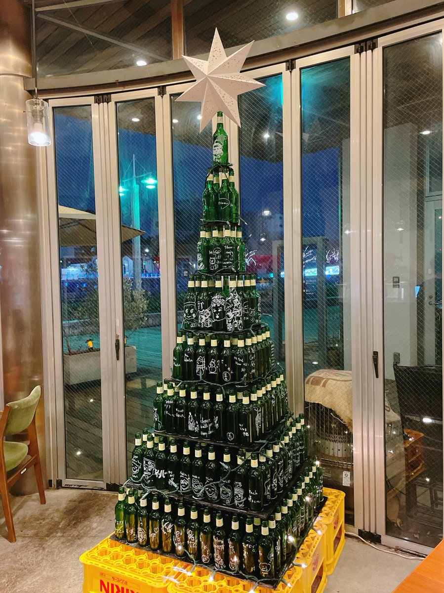 moyacohol2534's tweet photo. ビールツリー🎄!!
バイト先のハートランド空き瓶でのクリスマスツリー🎄が完成しました✌︎('ω'✌︎ )
#徳島カフェ #terrace38 #徳島ビール https://t.co/BEVNOXmvLf