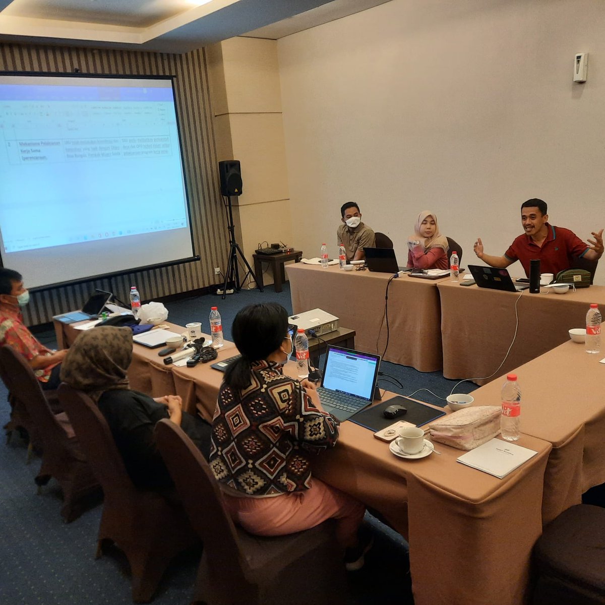 SNVIndonesia's tweet image. And that’s a wrap!

Last Friday, after a 5-day #monitoringevaluation visit, the Ministry of Home Affairs team shared their findings, recommendations, as well as appreciation to SNV Indonesia's works in #sustainablepalmoil &amp;amp; #safelymanagedsanitation in #MuaroJambi &amp;amp; #Tasikmalaya