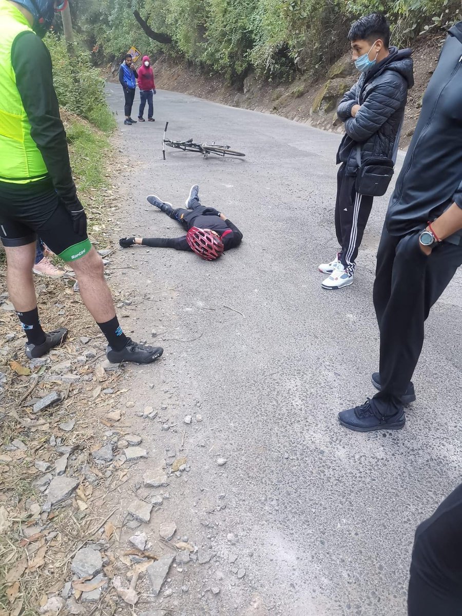 MellH1402's tweet photo. Bandita cletera, piden difusión para localizar a la familia de este compañero ciclista fallecido en la subida de Los Dinamos. 
Está en calidad de desconocido. 
*yo solo comparto la información, no estoy en el lugar de los hechos* https://t.co/R8LKgyax0L