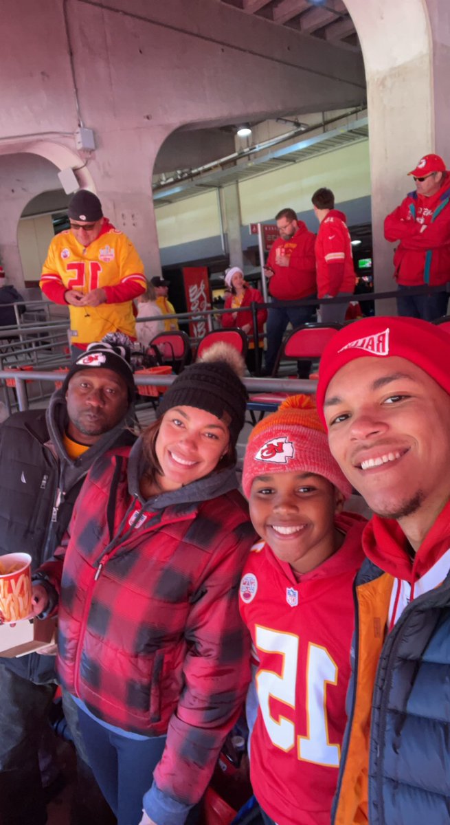 carletonhall18's tweet photo. Let’s go chiefs!! #ChiefsKingdom https://t.co/g0YgpBignZ