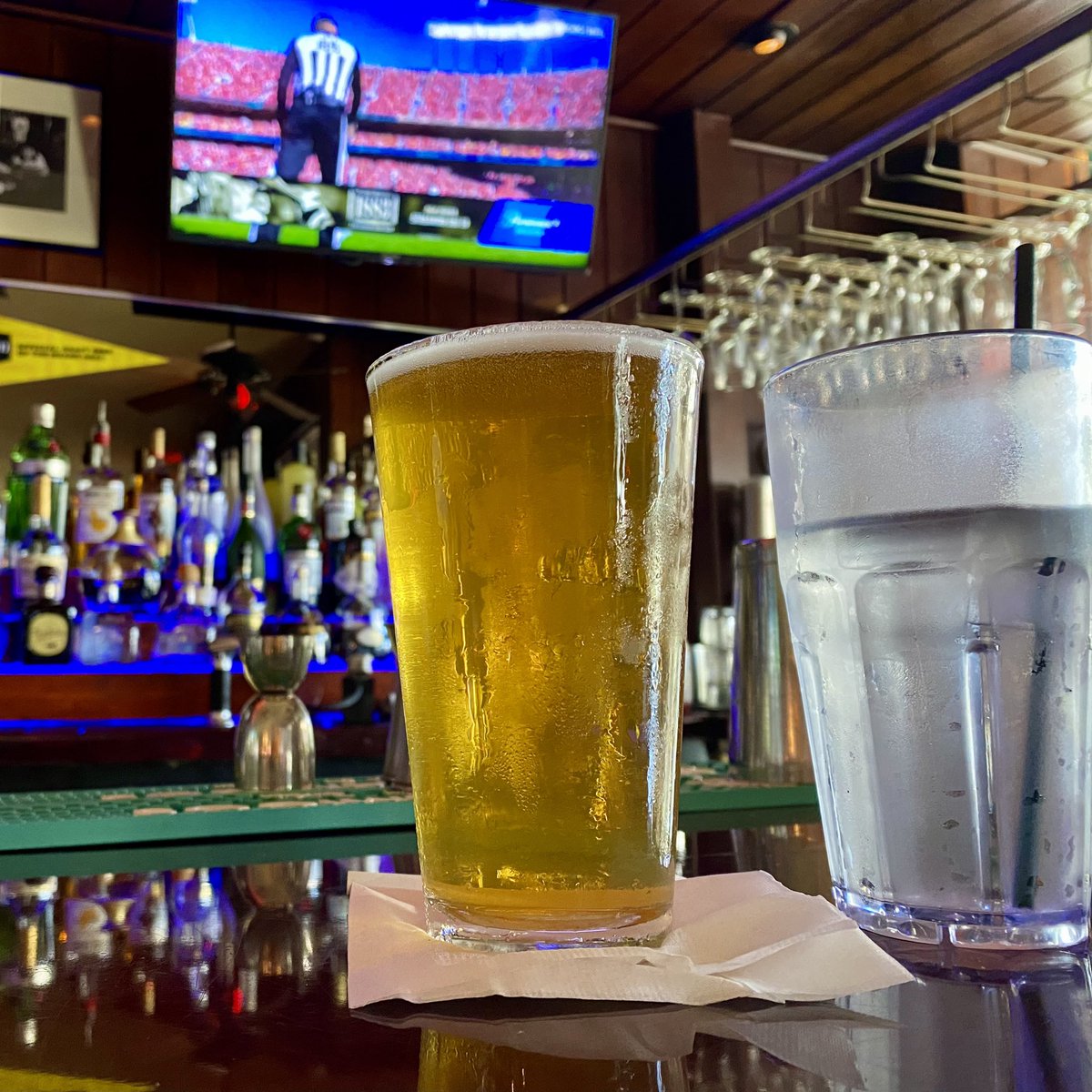 CMoneyKS's tweet photo. Fish Tacos and Fries washed down w/a Veza Sur Brewing (Miami, FL) “Mala Yerba” Latin American IPA watching the Chiefs in Miami! #ChiefsKingdom #RaidersSuck #FishTacos #TacosAreLife #IPA #IPASnob #LatinIPA https://t.co/7yszUzK8Kf