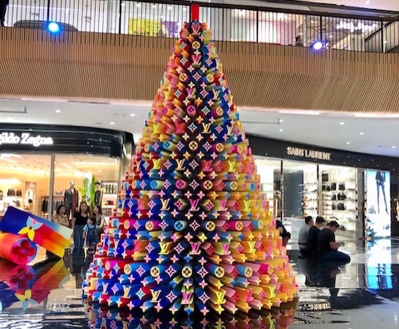 The Louis Vuitton 3D neon Christmas 🎄 tree is up in Beverly Hills