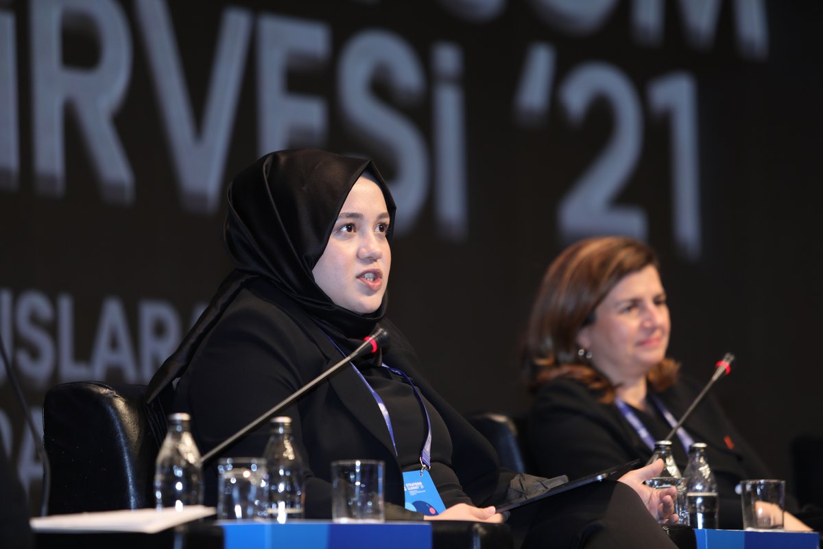 StratcomSummit's tweet photo. Kadınlar varsa fark var!

📢👩‍🦰İletişim ve pazarlama alanında kadınların nasıl fark yarattığını, “Bugüne İlham Olmak: İletişimde Kadın Liderler” panelinde öncü kuruluşların kadın yöneticilerinden dinledik.
@mugeelden @seymaerazcelik @Aysenakalin @goncakarakas https://t.co/OFDGBcS87y