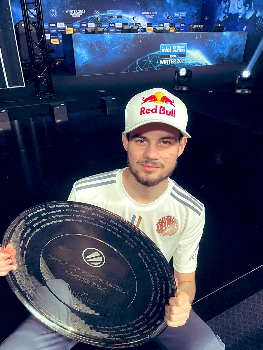 misutaaa tweet media