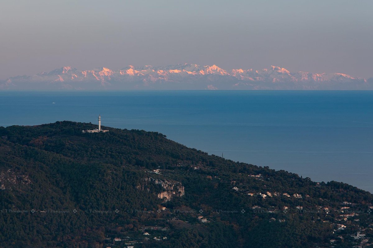 ☀️❄️ 12/12/2021 à 19h50 : Vous n'avez pas rêvé ! La #Corse était parfaitement visible depuis les hauteurs de notre belle région #CotedAzurFrance comme ici depuis le Fort du Mont Chauve d'Aspremont(06).

 📲 Merci à <a href="/Ct_photographie/">CT Photographie 📸</a> pour cette splendide photo. #Nice06 #Meteo06