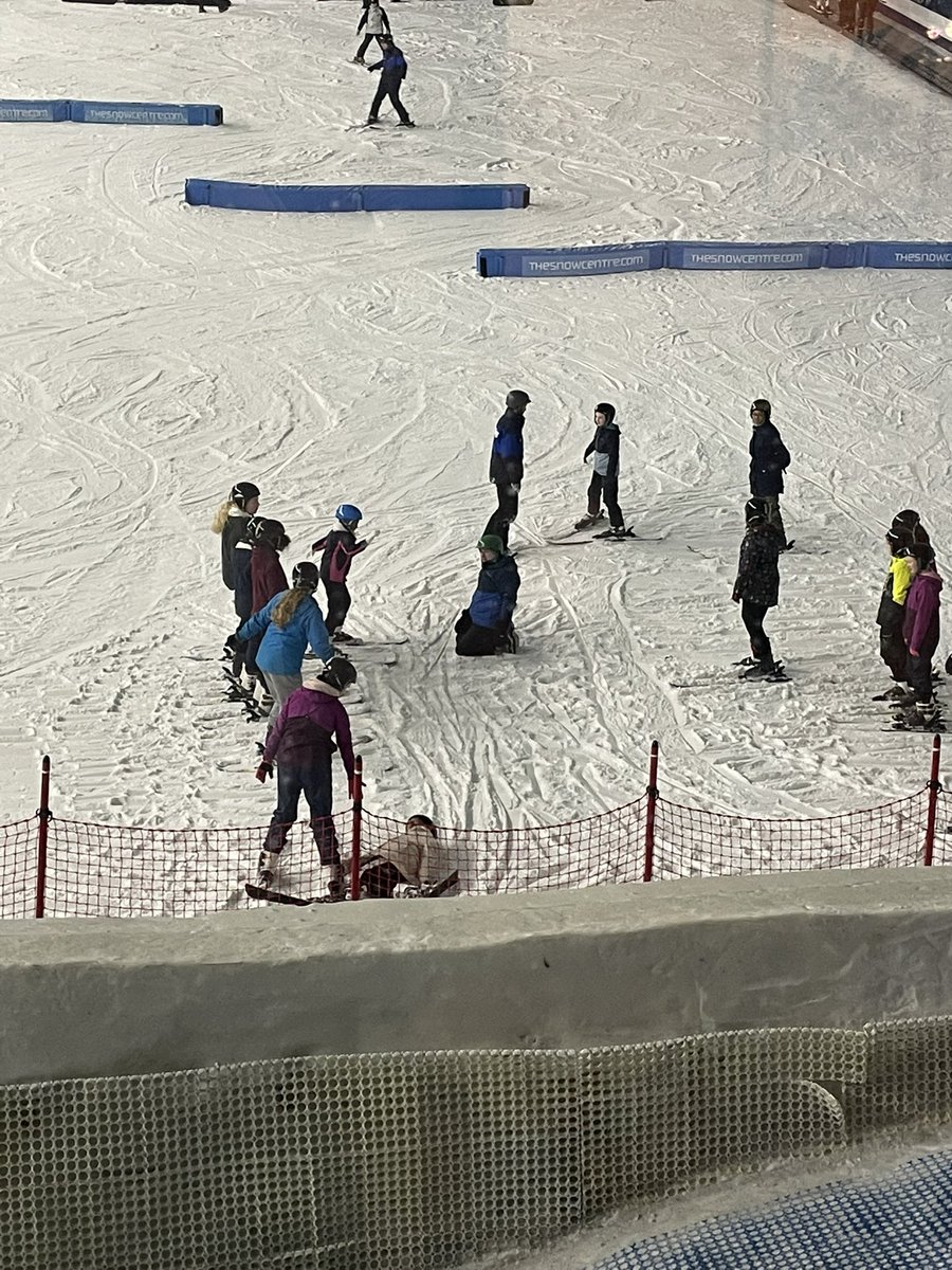 PutneyGuiding's tweet photo. Joint district Ranger and Guide Ski trip to @thesnowcentre lots of girls experiancing skiing for the 1st time @girlguidingLSW @Guiding_LaSER #adventerousacticities #JackPetchey https://t.co/FOkvahf8Sg
