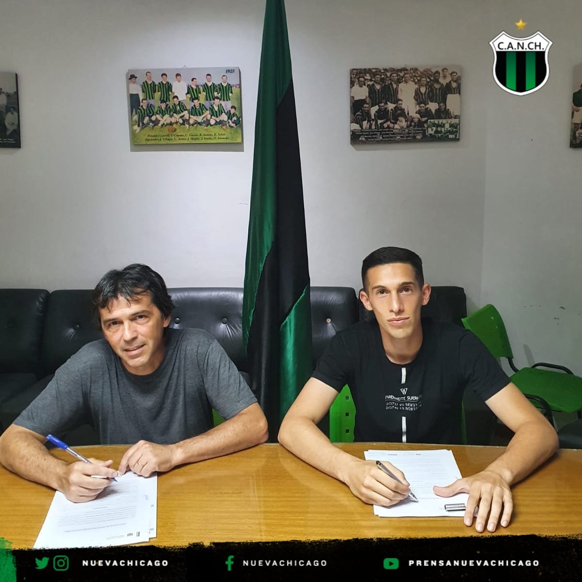 NuevaChicago's tweet photo. ✍️ El jugador del plantel profesional Lucas López, renovó su vínculo con la institución hasta diciembre de 2023.

⚽ De esta forma se continúa con la apuesta por nuestros jugadores, como presente y futuro de nuestro club.

#AhoraChicago 💚🖤 https://t.co/PP19AT1Dj7