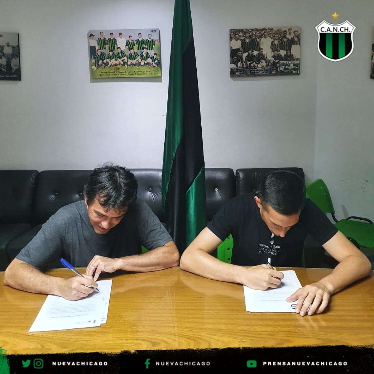 NuevaChicago's tweet photo. ✍️ El jugador del plantel profesional Lucas López, renovó su vínculo con la institución hasta diciembre de 2023.

⚽ De esta forma se continúa con la apuesta por nuestros jugadores, como presente y futuro de nuestro club.

#AhoraChicago 💚🖤 https://t.co/PP19AT1Dj7