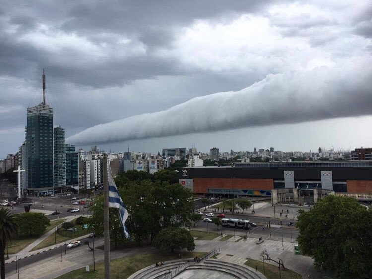 Nube rodillo o tubular ingresando a #Montevideo #Uruguay 

El paso de esta nubosidad genera rachas de viento localizadas de muy corta duración, bajando ligeramente la temperatura. 

Foto: Marcela Larrea vía <a href="/MatiMederosURU/">Mati Mederos</a>