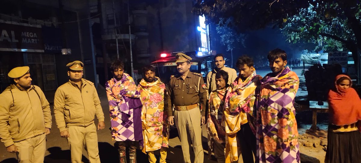 auraiyapolice's tweet photo. पुलिस अधीक्षक औरैया @vermaabhishek25 के निर्देशन में थाना प्रभारी कोतवाली औरैया द्वारा अपने औरैया क्षेत्र में जरूरतमंद पुरूष/महिलाओं में जैकेट व कम्बल का वितरण किया गया। कोतवाली पुलिस द्वारा किये गए इस मानवीय कार्य की स्थानीय लोगो द्वारा सराहना की गयी। https://t.co/s1i6JduYIp