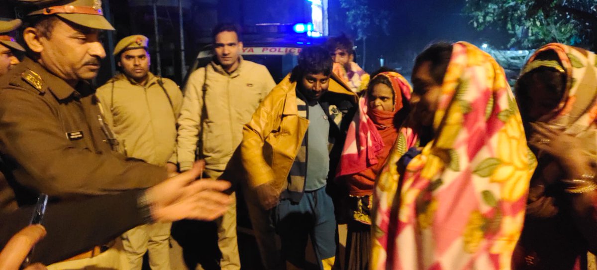 auraiyapolice's tweet photo. पुलिस अधीक्षक औरैया @vermaabhishek25 के निर्देशन में थाना प्रभारी कोतवाली औरैया द्वारा अपने औरैया क्षेत्र में जरूरतमंद पुरूष/महिलाओं में जैकेट व कम्बल का वितरण किया गया। कोतवाली पुलिस द्वारा किये गए इस मानवीय कार्य की स्थानीय लोगो द्वारा सराहना की गयी। https://t.co/s1i6JduYIp