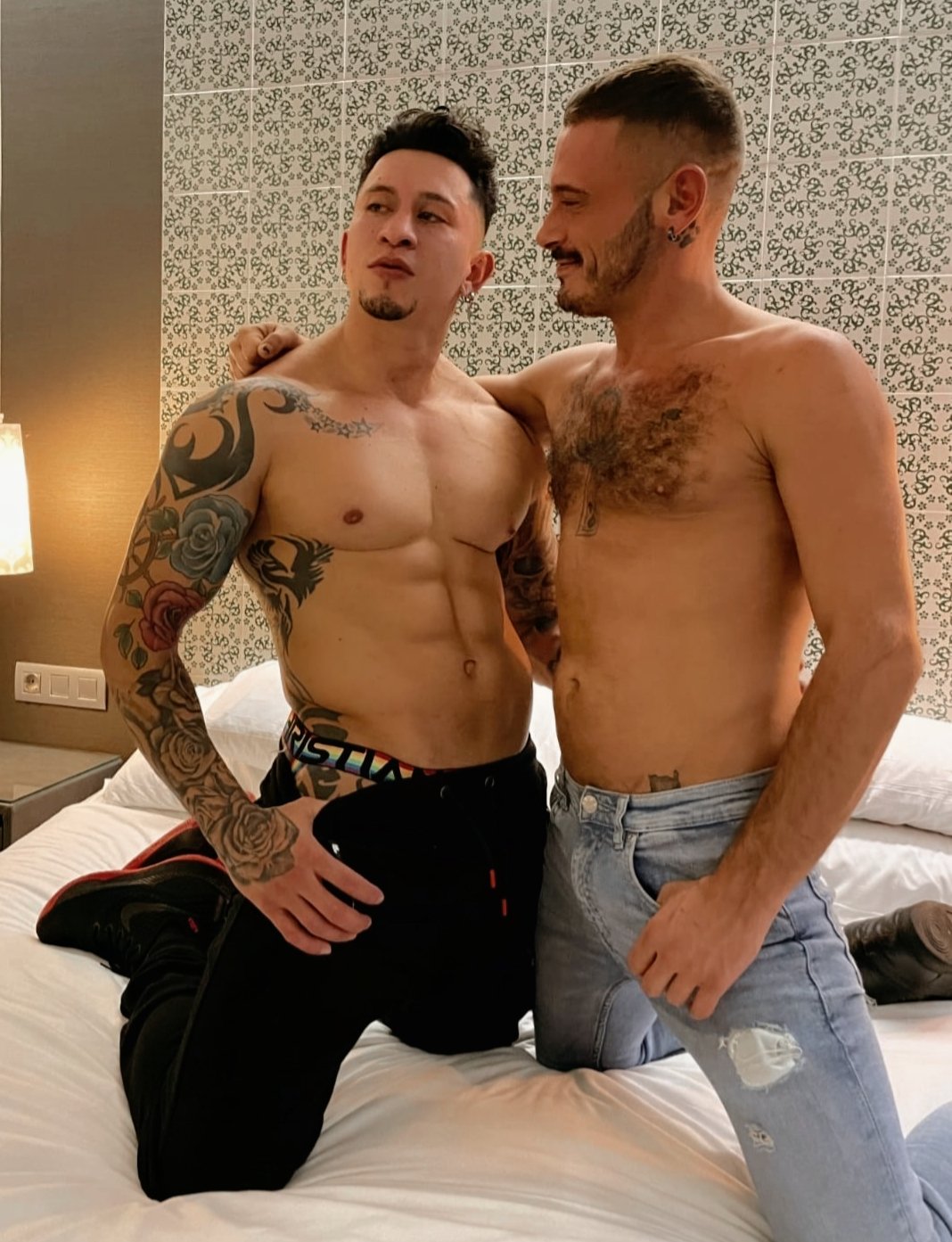 Dia de grabación con este gran actor @SphynxDiego bajo la dirección de @MachoJim 
#gay #modelboy #body