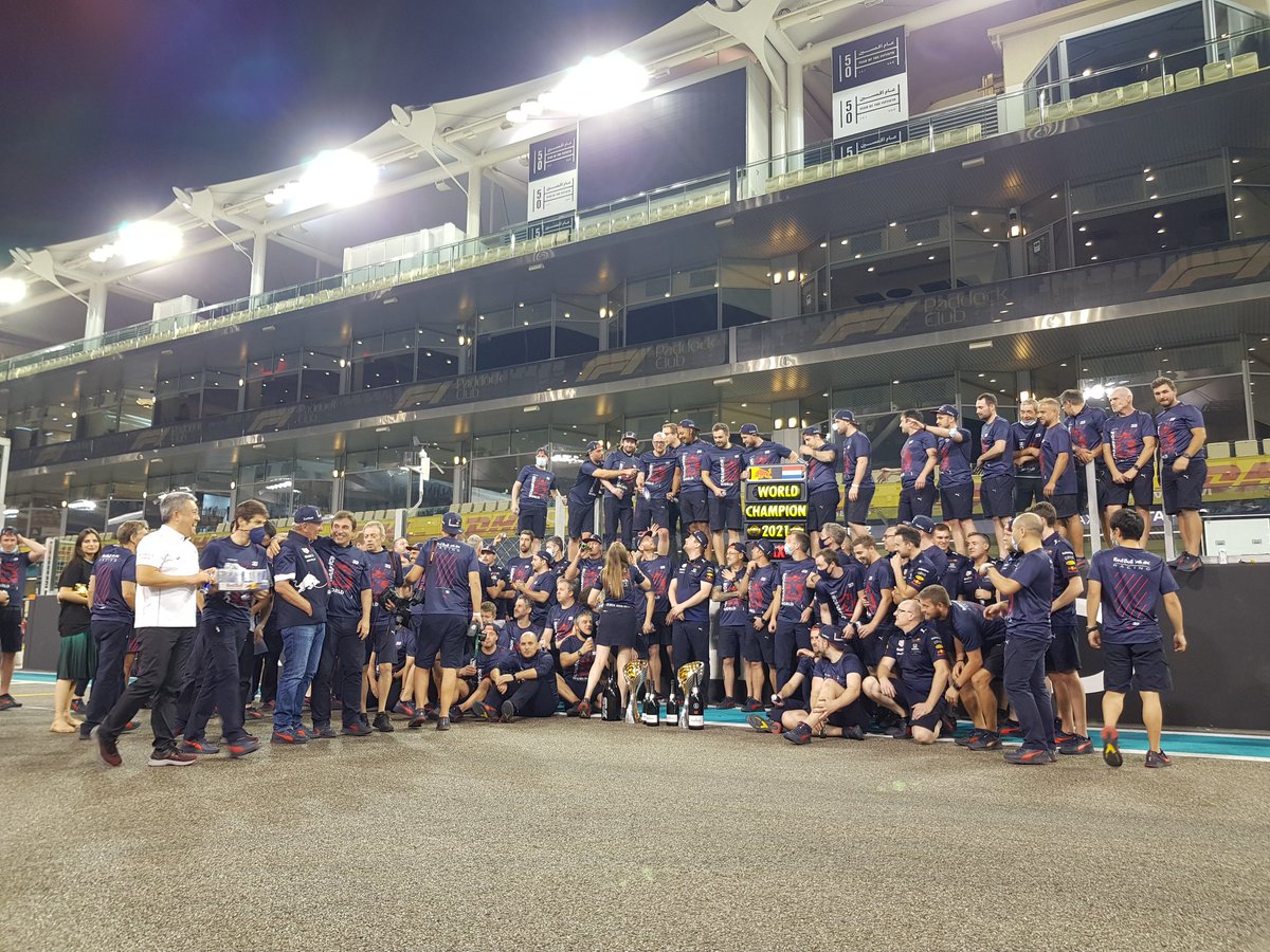 Red Bull gaat nu in elk geval de groepsfoto maken! #F1 #AbuDhabiGP