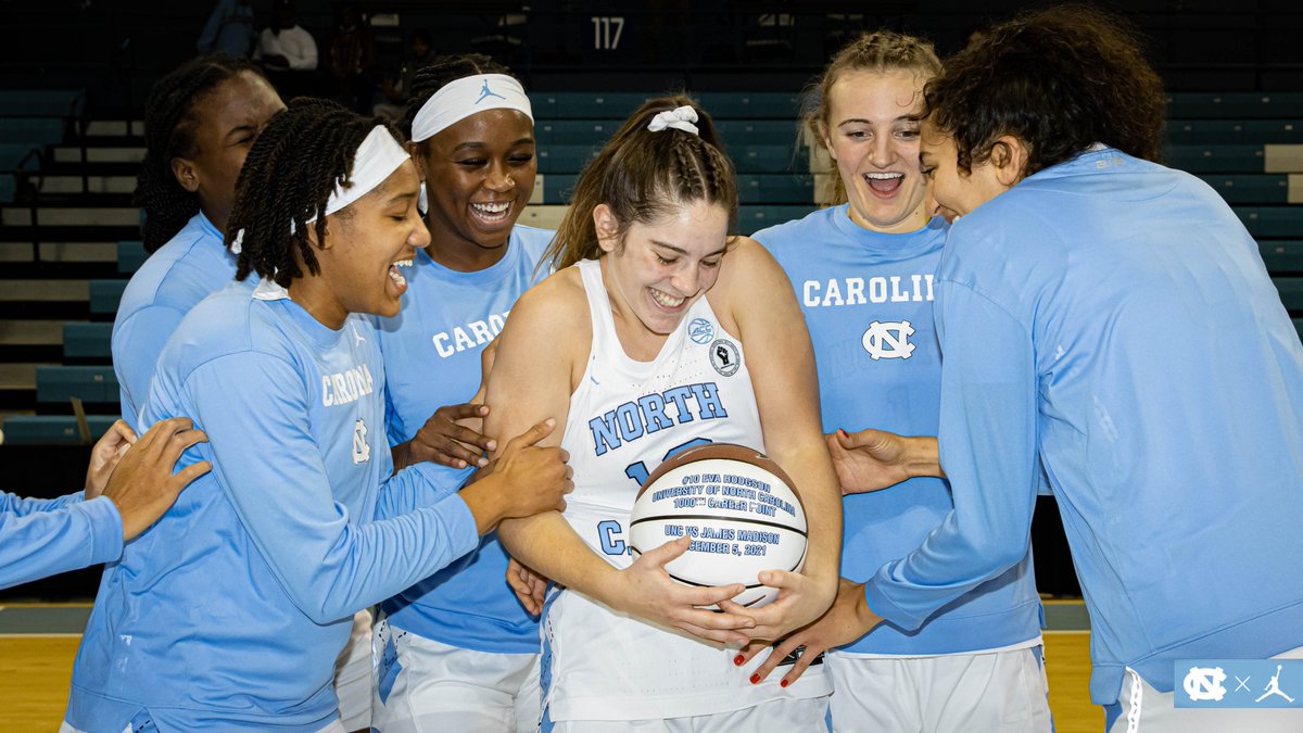 Pregame 👏👏👏 for @Eva_Hodgson10 as she was presented with a ball commemorating her 1⃣0⃣0⃣0⃣th career point, scored vs JMU in our most recent home game 🏀

UNC up 14-7 vs UNCA with 3:42 to play in Q1

#GoHeels
