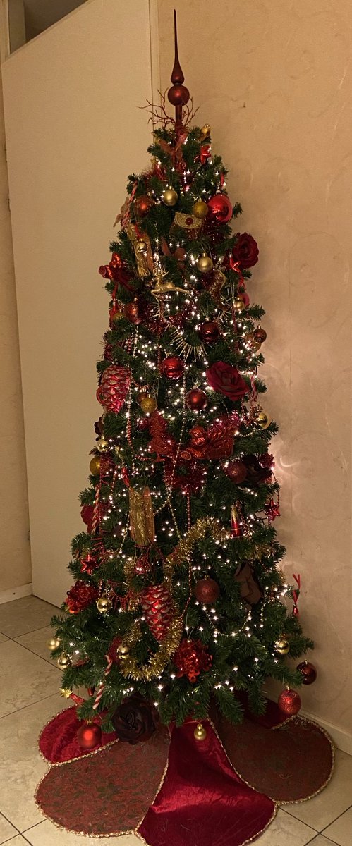 MvanToorenburg's tweet photo. O.k. Het Minimalisme was nooit mijn favoriete kunststroming… #lessisbore #kerst #kerstversiering https://t.co/wRWxNd98SQ