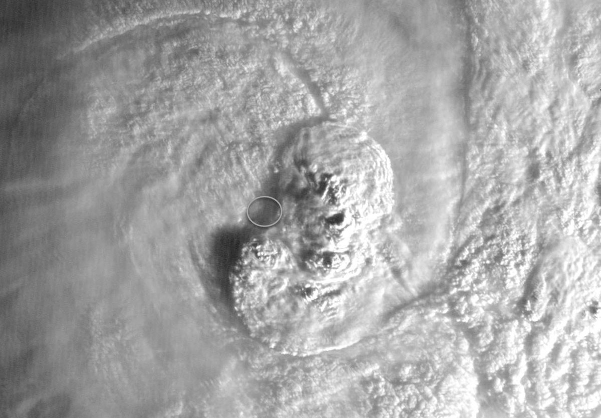 HaurakiGulfWx's tweet image. Sunrise on #CycloneRuby. Cat 2. Closed inner eyewall and shrouded eye, #TCRuby is gaining strength. #NouvelleCalédonie prepare for impact
Pressure 983 hPa
Cat 2
Wind 105 km/h
Wind Gusts 145 km/h
Location 16.5°S 158.8°E
Tracking SSE at 18 km/h
More detail @ haurakigulfweather.com/current-cyclon…