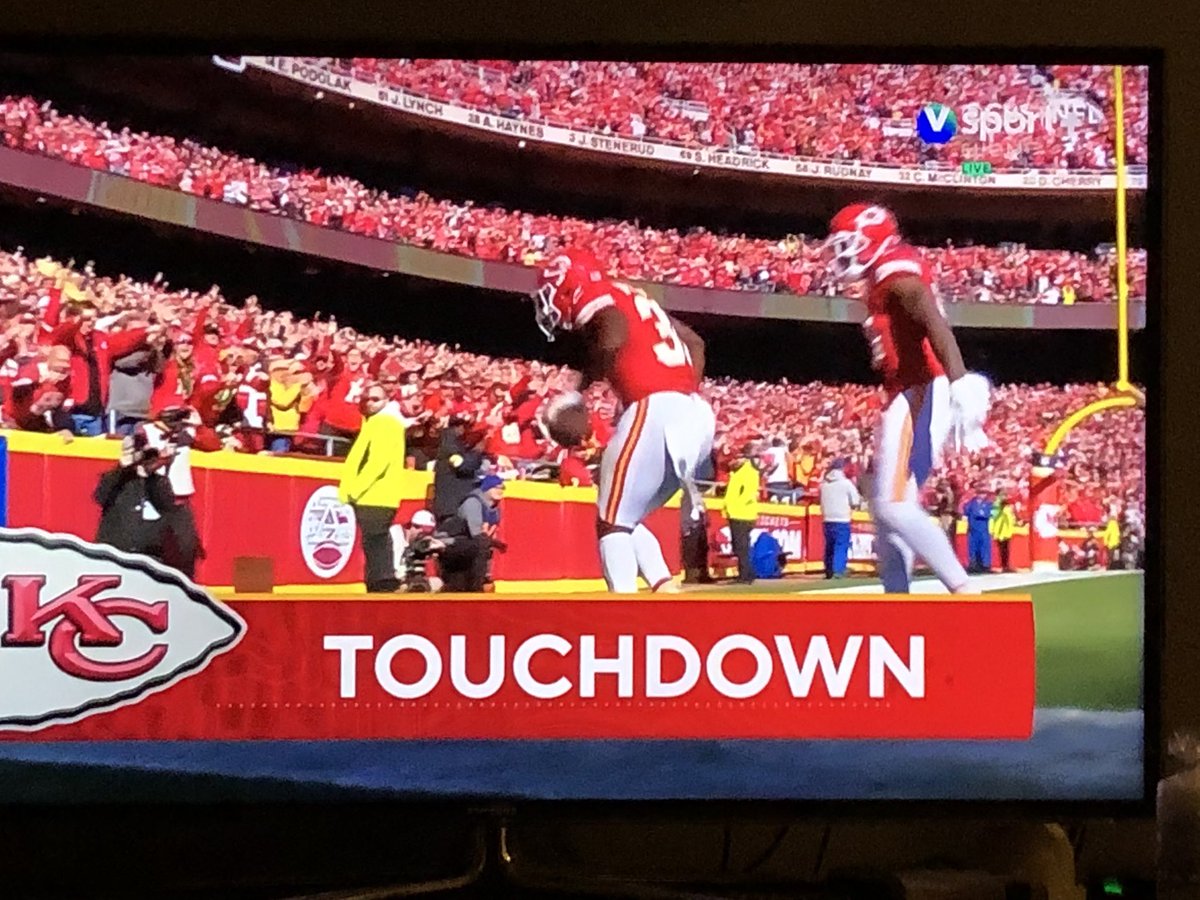 pmaenpoika's tweet image. Sunnuntai Laatuaikaa #NFLfi  #Suomiselostus🇫🇮 #KansasCityChiefs vs #LasVegasRaiders  ihan parasta 😍🏈#vsport nyt pysyy kartalla ei tartte tyytyä pelkkään super Bowliin