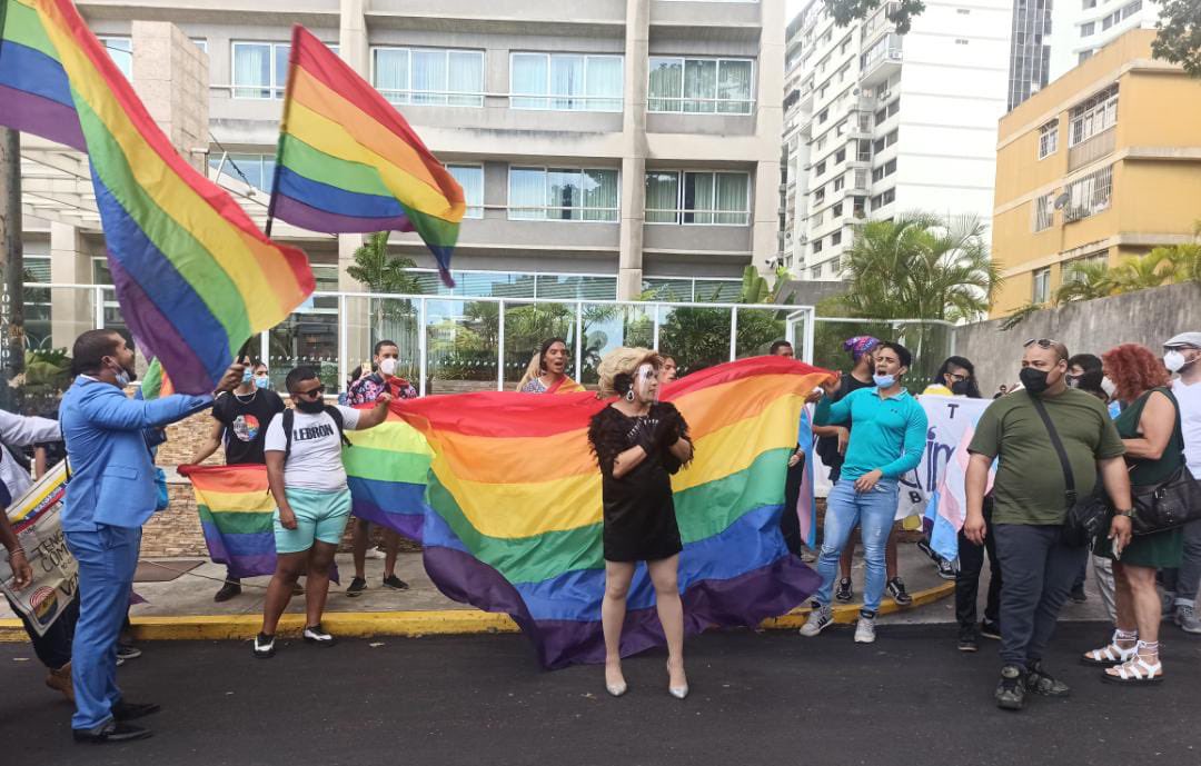 VE_Igualitaria's tweet photo. #Fotos caminata contra la discriminación realizada en Caracas. Vía @Pestana_Caracas 

Están @chikydivaccs, el animador José Gregorio Araujo,  @TamaraAdrian, @YauryMG por la Defensoria del Pueblo y @GneroConcienci1, @SomosMov @Uquira_ @paisnarradovzla, @_interseccional entre otras https://t.co/QediWIXull