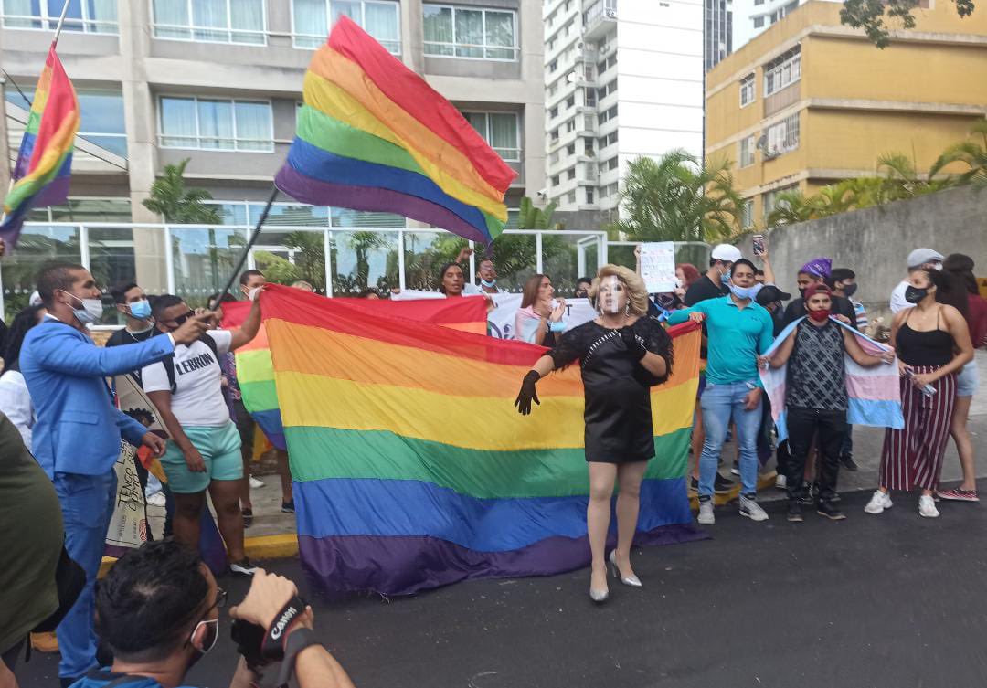 VE_Igualitaria's tweet photo. #Fotos caminata contra la discriminación realizada en Caracas. Vía @Pestana_Caracas 

Están @chikydivaccs, el animador José Gregorio Araujo,  @TamaraAdrian, @YauryMG por la Defensoria del Pueblo y @GneroConcienci1, @SomosMov @Uquira_ @paisnarradovzla, @_interseccional entre otras https://t.co/QediWIXull