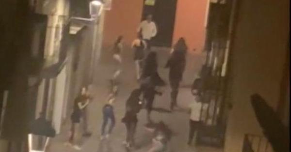 esdiarimenorca's tweet photo. Detenidos siete menores y un chico de 18 años por dar una paliza a una pareja en el centro de Palma https://t.co/NZAMbvpCxQ https://t.co/L2YHvuB6eG