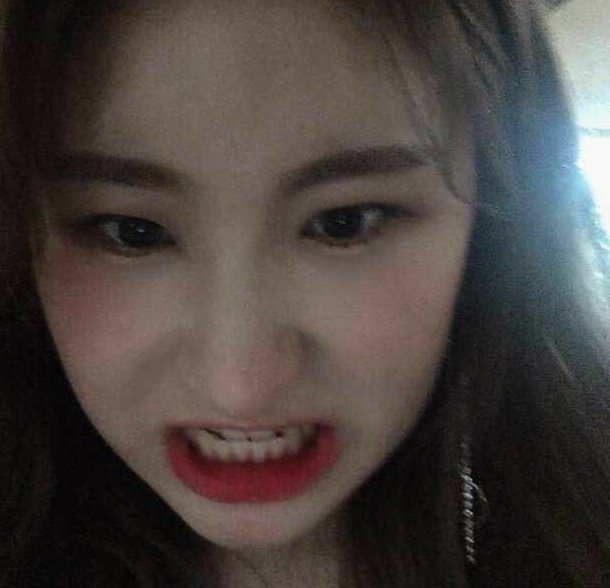 chaeyeonvrs's tweet photo. CHAEYEON                 CHAEYEOFF https://t.co/rosVD2tI4A