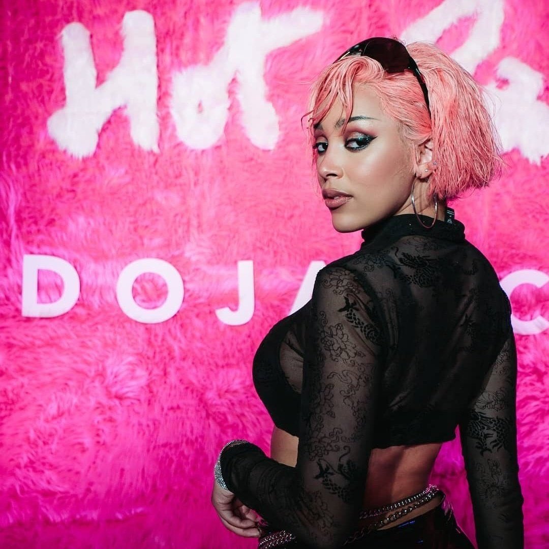 Песня woman doja. Американская певица Doja Cat. Дожа Кэт. Doja Cat hot Pink обложка.