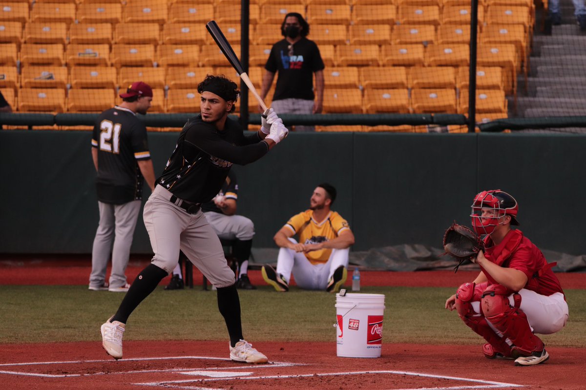 LBPRC's tweet photo. #HomeRunDerby David Vidal no consiguió sacarla del Clemente, pero Roby Enriquez se apuntó uno por el jardín derecho ☄️
📷 LBPRC Media #LaInvernal #JuegoDeEstrellas #APPPR https://t.co/Gu7L1bJ8DM