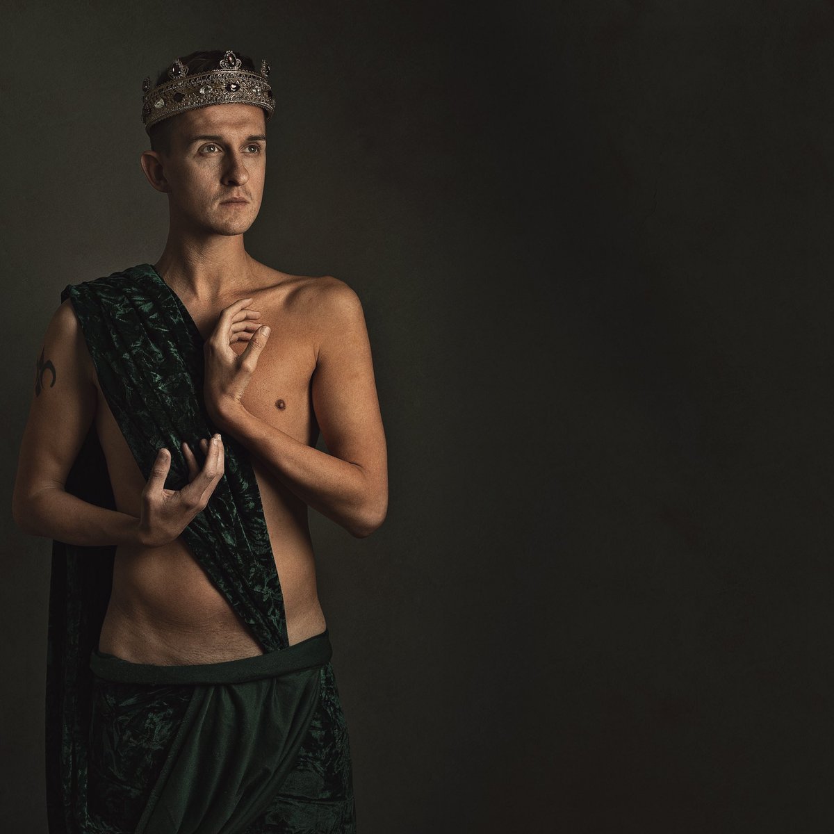 topher_lynn's tweet photo. One of my favourite shoots of the year with @MWordsPhoto 🖤
.
The Naked Prince Series 🖤👑
.
#model #modelling #gay #lgbt #nakedprince #malephysique #nudemodelling #meninvelvet #leanphysique #gayuk #photoshoot #studio 🖤 https://t.co/MANFVXhsAK
