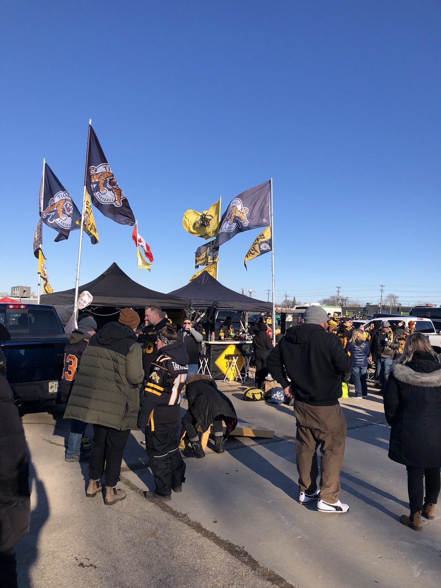 Tailgating before the big game! Just wish my team was playing <a href="/TorontoArgos/">Toronto Argonauts</a> #GreyCup2021 #cflfamily <a href="/drcathyross/">Cathy Ross, MD</a> @merefoles