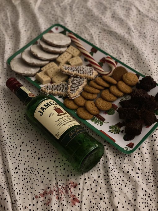 Had a bloody good threesome with @MaxineHolloway then ate snacks and booze hot choccy last night 🥰😈 https://t<a class="tags" href="/tag/maxineholloway">@maxineholloway</a><a href="/tag/beyourowndaddy"class="tags"><span>#beyourowndaddy</span></a>