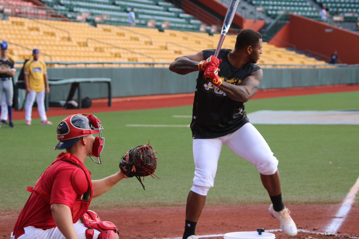 LBPRC's tweet photo. #HomeRunDerby Anthony García consiguió dos cuadrangulares, pero el criollo Nelson Velázquez la desapareció seis veces por el bosque izquierdo para liderar la competencia.
📷 LBPRC Media #LaInvernal #JuegoDeEstrellas #APPPR https://t.co/xbWa9vTFwl