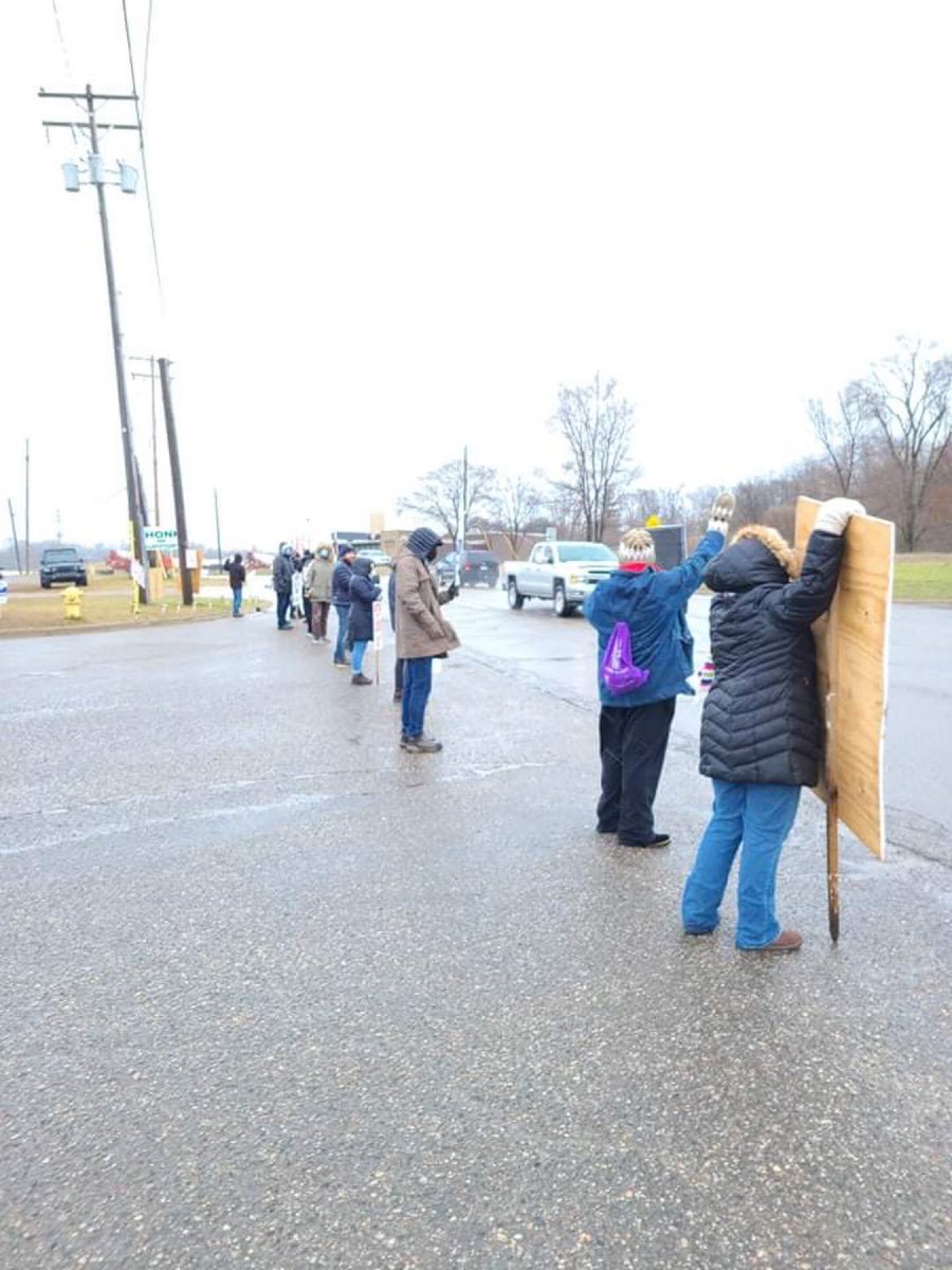 SWMIDSA's tweet photo. Some photos from our day of solidarity with the striking Kellogg’s workers in Battle Creek! Support the strike fund here: https://t.co/UvENzYmRxb https://t.co/RSU0PohhOB