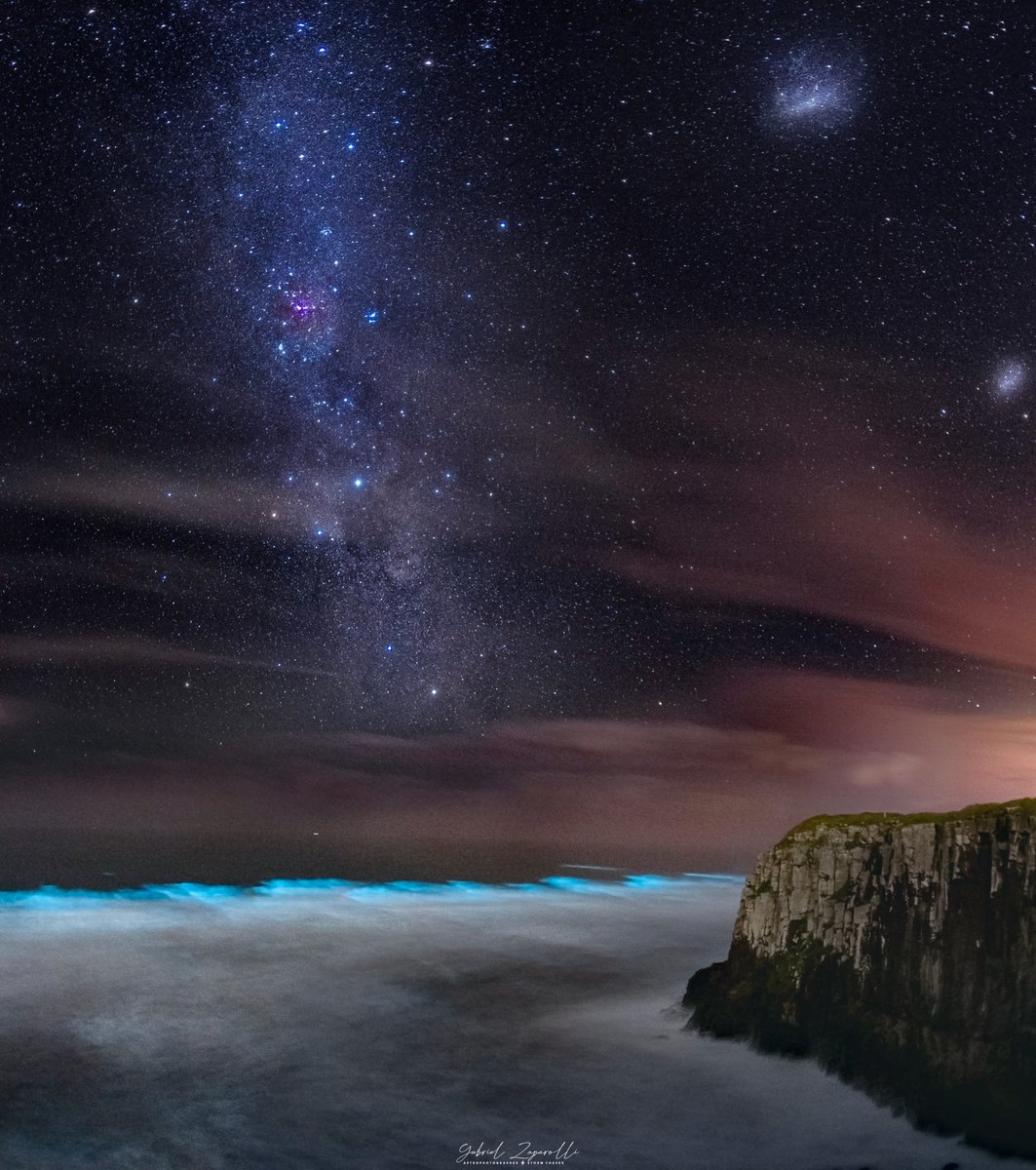 gabriel_zapa's tweet photo. Com um mar bem limpo e morno essa semana em Torres, decidi sair a caça a bioluminescência no Morro das Furnas e olha como estava espetacular na madrugada do dia 11 de Dezembro! https://t.co/5M3K7rsukA