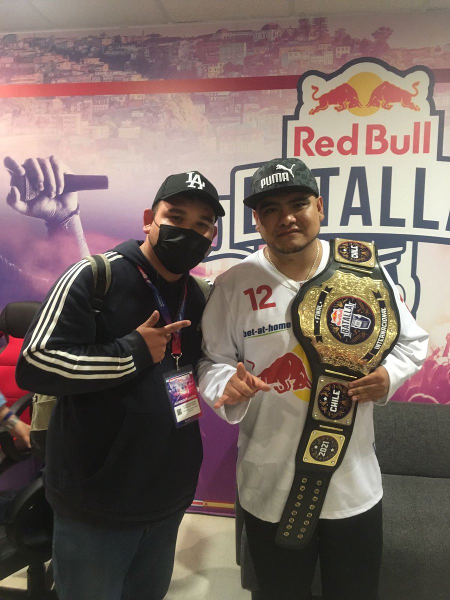 AlonsoCorbalan's tweet photo. Algunos recuerdos de lo que fue la cobertura de la final internacional de @redbullbatalla para @elestilolibre 🎥🎙️

“Él es un mal actor, y en Chile nadie quiere a Kast” @aczino https://t.co/E35DqVWkKV