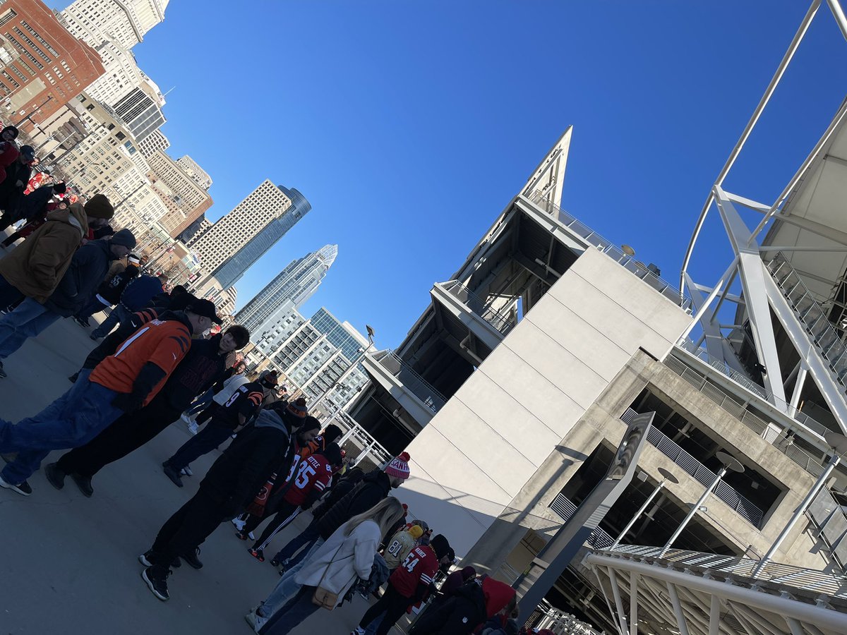 app4options's tweet photo. Omg what did I agree to?  Im @Bengals and did not realize and they have that annoying who-Dey chant…. Speedy recovery and nothing but ❤️for @Lj_era8 let’s go @Ravens Down but never out!!! https://t.co/wQwVemaIdS