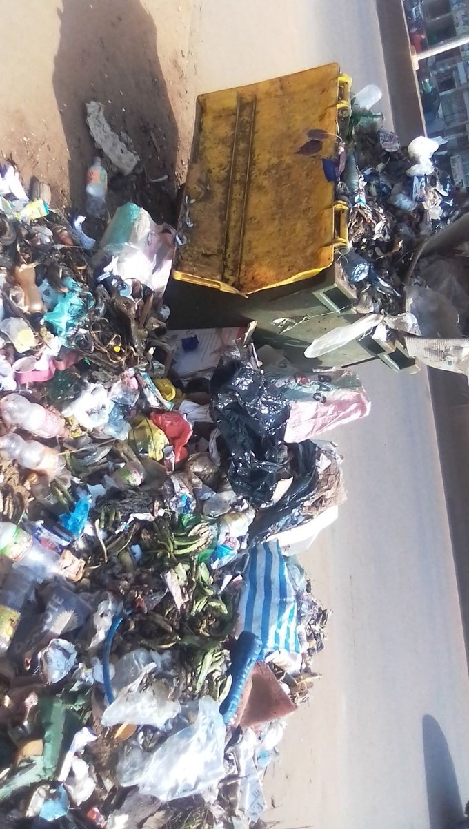 AfanaAlix's tweet photo. A quelques jours des fêtes de fin d'année 2021 ,les rues de la Cité Capitale sont envahis d'ordures ce dimanche 12 décembre 2021 à Mobile Emana.@Baba_WAME https://t.co/1lsFg5YkFf