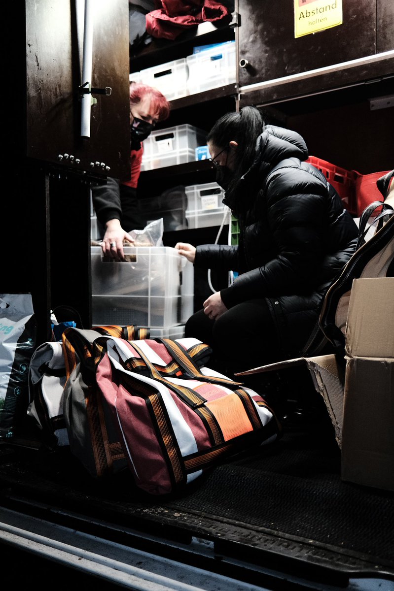 brichbag's tweet photo. Heute haben wir in Hamburg Altona wieder einen ordentlichen Schwung Brichbags verteilt. ❤️ https://t.co/gcz3Q71a6A