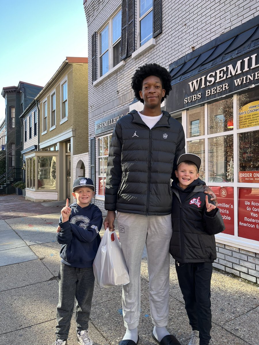 CallMeJando's tweet image. Boys met their favorite Hoya today! Thanks @RyanMutombo