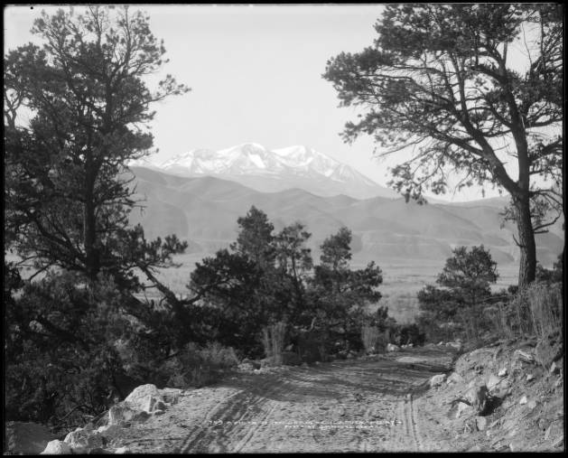 colohistory's tweet photo. Mount Sopris, elevation 12,823, northwest outpost of Elks Range of Rocky Mountains near Glenwood Springs and Carbondale, Colorado reached via Colorado Midland Railway. (1890-1919) https://t.co/fRazDIhzI0 https://t.co/ivsSpx0ui7